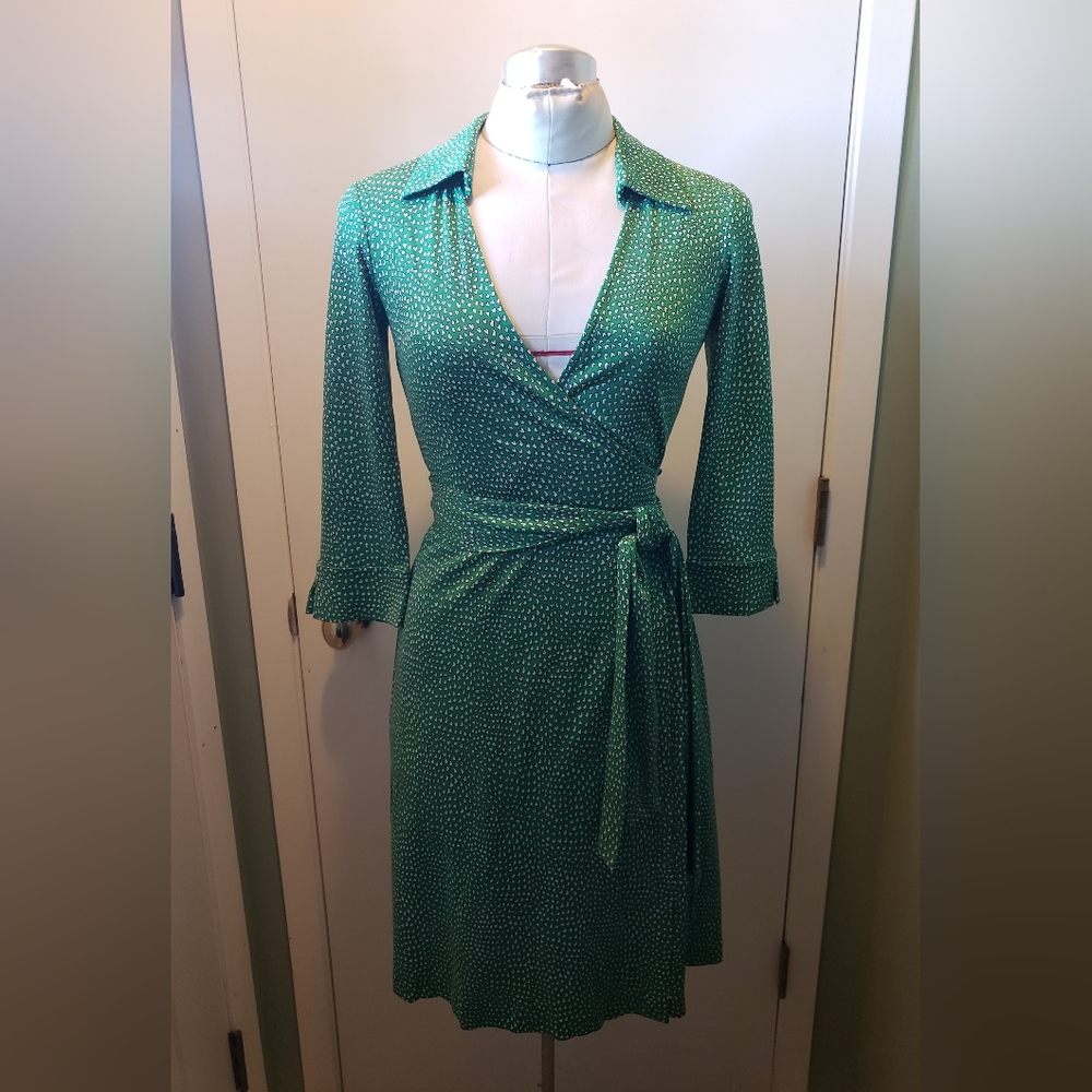Diane Von Furstenberg Classic Wrap Vintage Print Silk Dress. Size 4